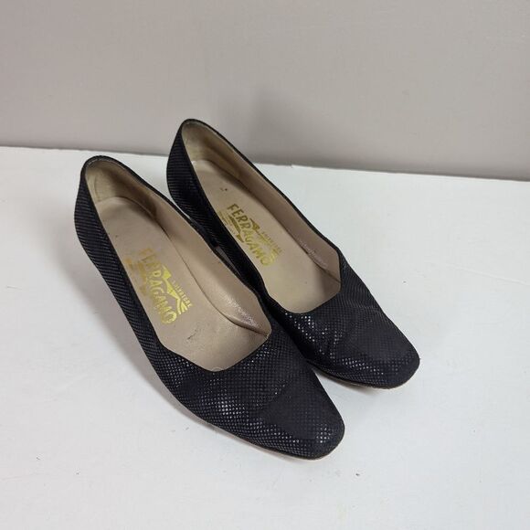 Salvatore Ferragamo Black Leather Low Heel Pumps – Textured Dot Pattern – Sz 7aa - Picture 2 of 9